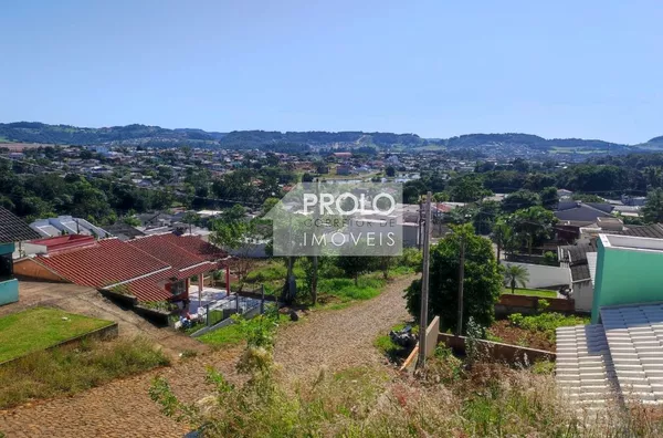 LOTE NO PINHEIRINHO, EXCELENTE VISÃO NO BAIRRO.