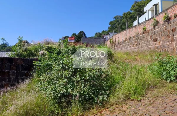 LOTE NO PINHEIRINHO, EXCELENTE VISÃO NO BAIRRO.