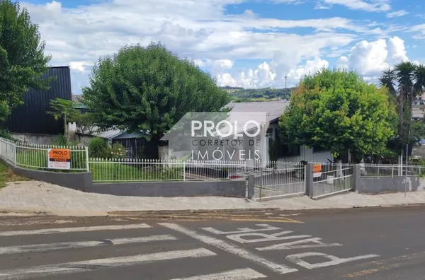 CASA MISTA COM LOTE DE ESQUINA, NO BAIRRO CRISTO REI.