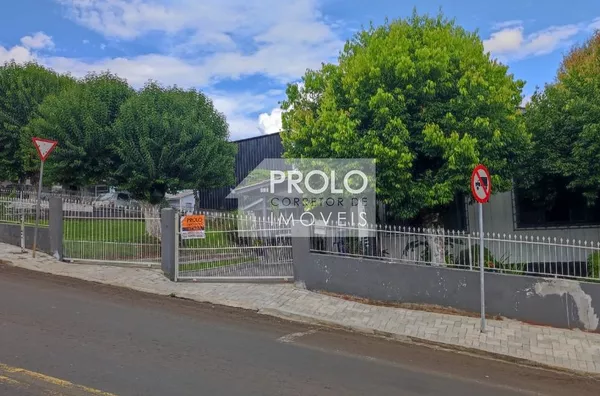 CASA MISTA COM LOTE DE ESQUINA, NO BAIRRO CRISTO REI.