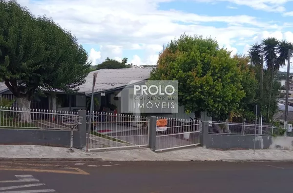 CASA MISTA COM LOTE DE ESQUINA, NO BAIRRO CRISTO REI.