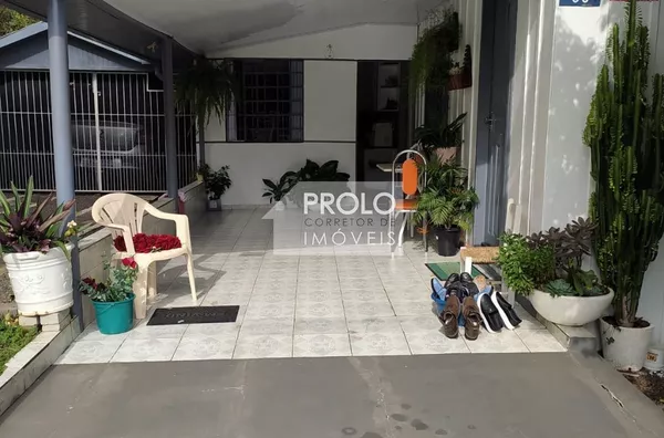 CASA MISTA COM LOTE DE ESQUINA, NO BAIRRO CRISTO REI.