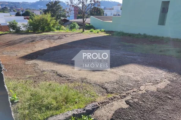 LOTE EM AVENIDA COMERCIAL, PRÓXIMO AO CENTRO.