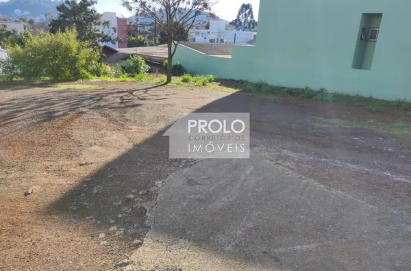 LOTE EM AVENIDA COMERCIAL, PRÓXIMO AO CENTRO.