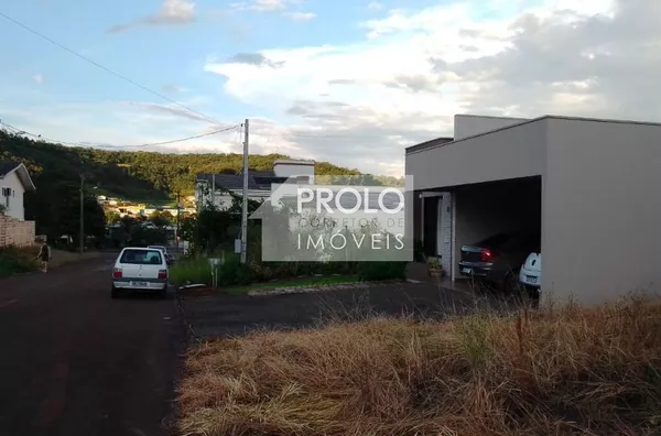 CASA COM SUÍTE + 02 QUARTOS.