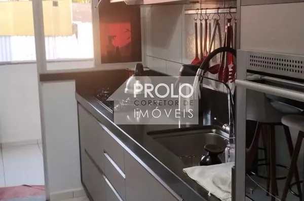 APARTAMENTO SEMIMOBILIADO COM 01 SUÍTE + 02 QUARTOS, NO ALVORADA.