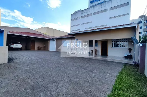 TERRENO COMERCIAL COM DUAS CASAS NO CENTRO.