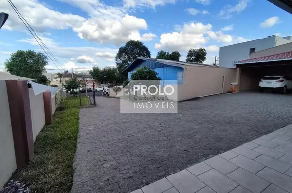 TERRENO COMERCIAL COM DUAS CASAS NO CENTRO.