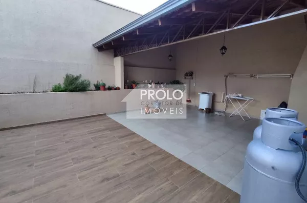 TERRENO COMERCIAL COM DUAS CASAS NO CENTRO.