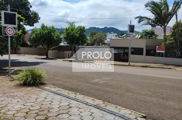 CASA COM SUÍTE E SACADA, MAIS 03 QUARTOS, NO PRESIDENTE KENNEDY.