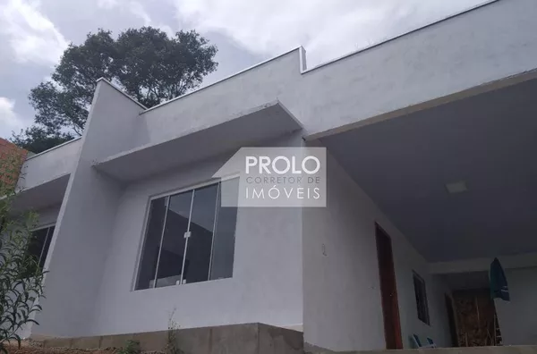 CASA COM SUÍTE + 02 QUARTOS, NO ALVORADA.