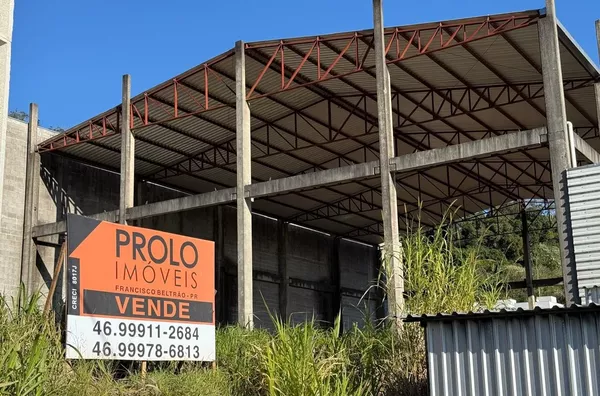 LOTE COM BARRACÃO COMERCIAL PRÓXIMO DE RODOVIA