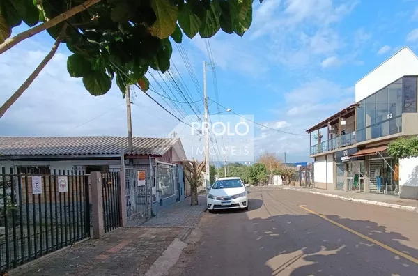 CASA (LOTE COM 2 CASAS DE MADEIRA)