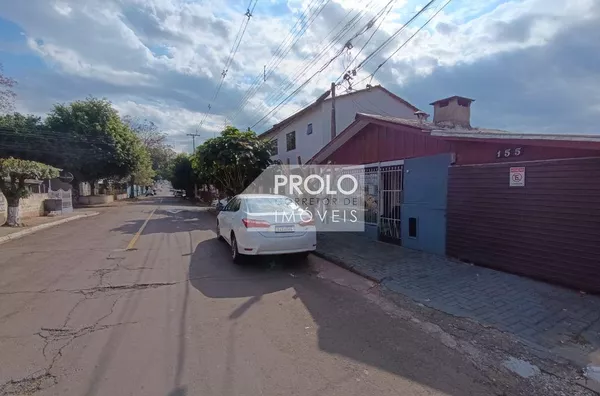CASA (LOTE COM 2 CASAS DE MADEIRA)