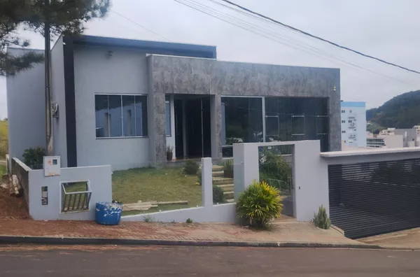 CASA ALVERNARIA EM ÓTIMA LOCALIZAÇÃO - Foto 1