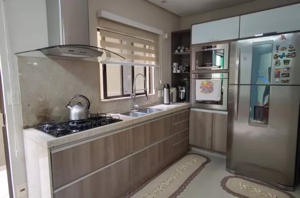 LINDA CASA COM PISCINA, 1 SUÍTE + 02 QUARTOS. BAIXOU O PREÇO: DE R$ 1.100.000,00 POR R$ 960.000,00