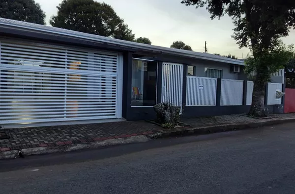 CASA COM 1 SUÍTE + 2 QUARTOS 