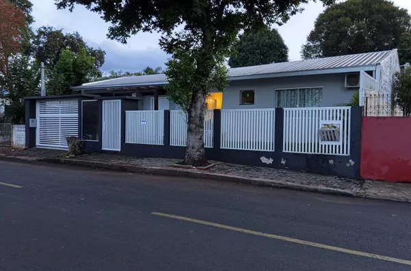 CASA COM 1 SUÍTE + 2 QUARTOS 