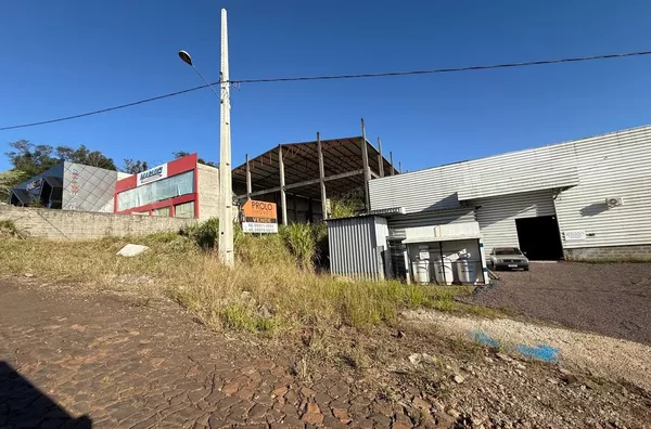 LOTE COM BARRACÃO COMERCIAL PRÓXIMO DE RODOVIA