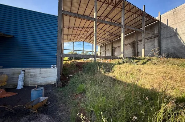 LOTE COM BARRACÃO COMERCIAL PRÓXIMO DE RODOVIA