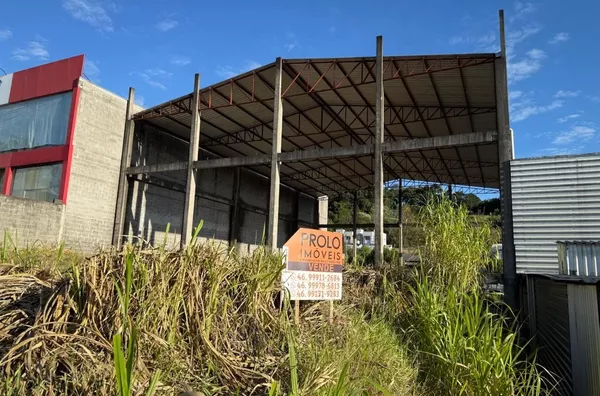 LOTE COM BARRACÃO COMERCIAL PRÓXIMO DE RODOVIA