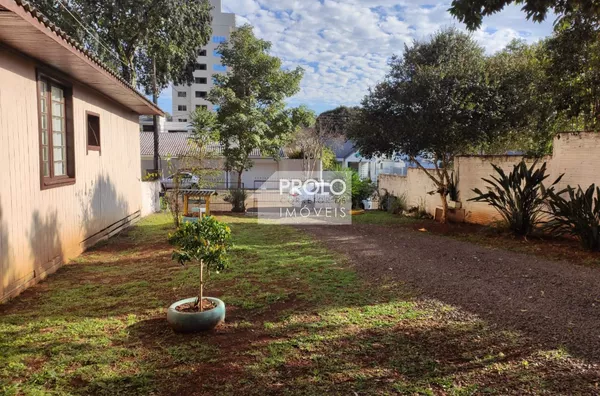 CASA ANTIGA DE MADEIRA NO BAIRRO NOSSA SENHORA APARECIDA