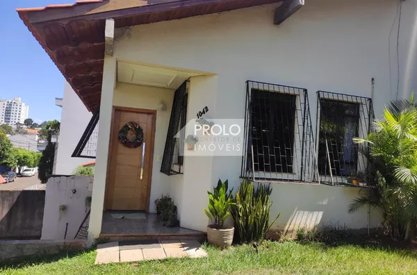 CASA EM TERRENO COMERCIAL NA RUA FLORIANÓPOLIS, COM BOA SOBRA DE TERRENO.