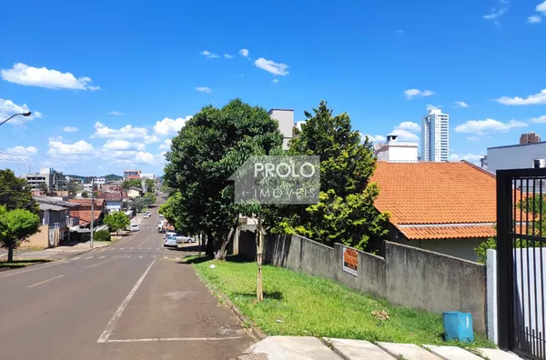 CASA EM TERRENO COMERCIAL NA RUA FLORIANÓPOLIS, COM BOA SOBRA DE TERRENO.
