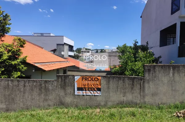 CASA EM TERRENO COMERCIAL NA RUA FLORIANÓPOLIS, COM BOA SOBRA DE TERRENO.