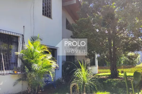 CASA EM TERRENO COMERCIAL NA RUA FLORIANÓPOLIS, COM BOA SOBRA DE TERRENO.