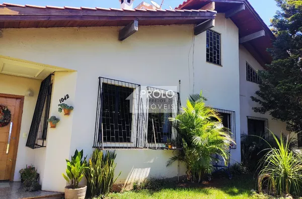 CASA EM TERRENO COMERCIAL NA RUA FLORIANÓPOLIS, COM BOA SOBRA DE TERRENO.