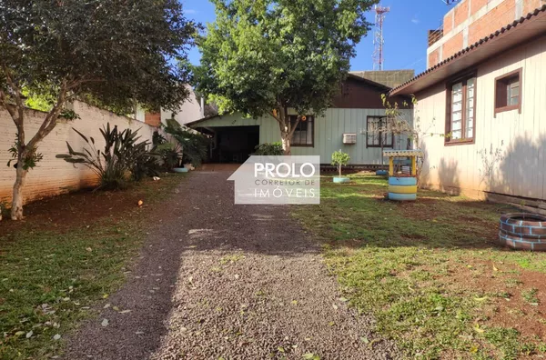 LOTE COMERCIAL COM CASA DE MADEIRA NOS FUNDOS/REGIÃO CENTRAL.