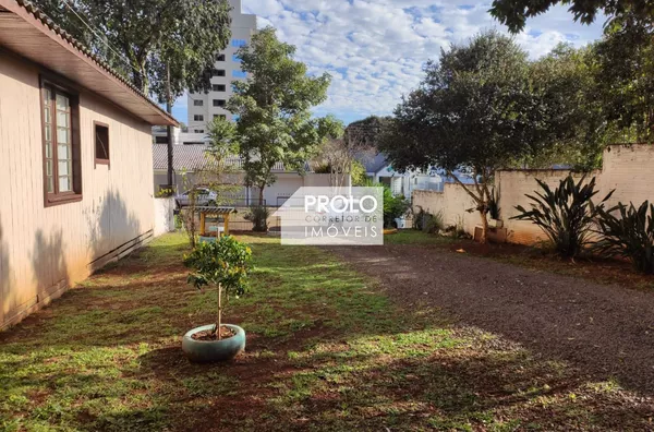 LOTE COMERCIAL COM CASA DE MADEIRA NOS FUNDOS/REGIÃO CENTRAL.