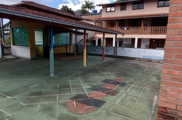 Residencial e Comercial para Venda em Nova Friburgo / RJ no bairro CASCATINHA