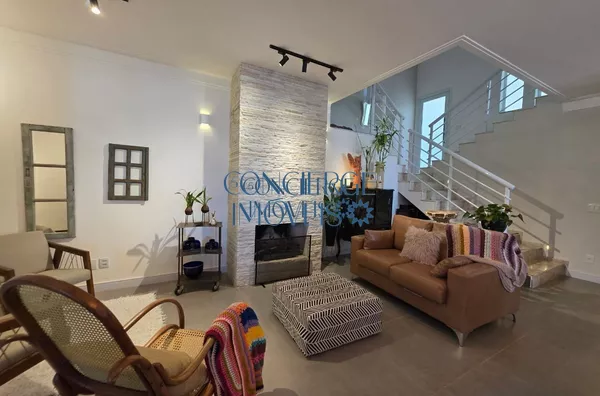 Moderna e Imponente – Casa de Esquina no Condomínio Alpes de Vinhedo
