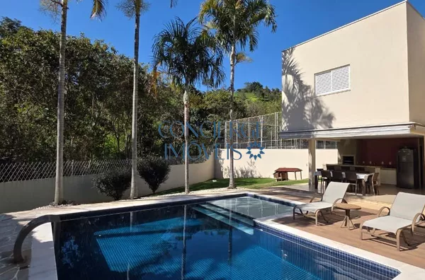 Casa com quintal verde e 3 suítes no cond.Villagio di Verona/Vinhedo