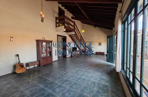 Casa Térrea com Arquitetura Italiana no Jd Panorama – Vinhedo/SP