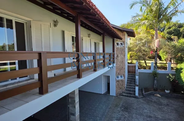 Sobrado Charmoso no Condomínio Marambaia – Vinhedo