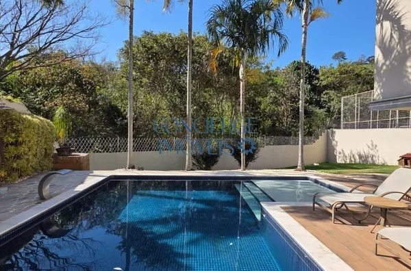 Casa com quintal verde e 3 suítes no cond.Villagio di Verona/Vinhedo