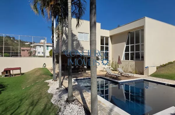 Casa com quintal verde e 3 suítes no cond.Villagio di Verona/Vinhedo