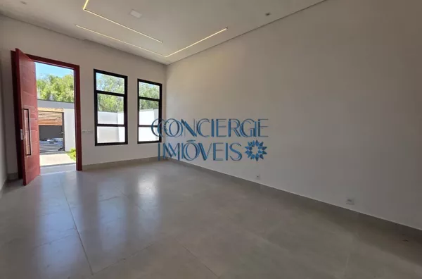 Casa térrea de rua, recém construída no bairro Bosque