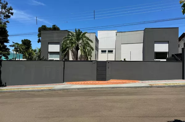CASA À VENDA - Com 5 quartos sendo 4 suítes, 7 banheiros e piscina