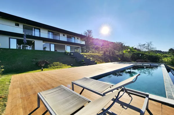 CONDOMÍNIO ITAÚNA -  Chácara à venda ou permuta com 4 suítes e piscina - PORTEIRA FECHADA