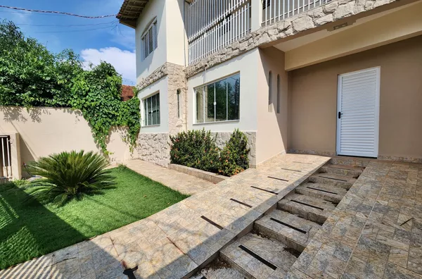 SOBRADO - 252m² de Terreno, 304m² de Construção, À Venda no Guanabara