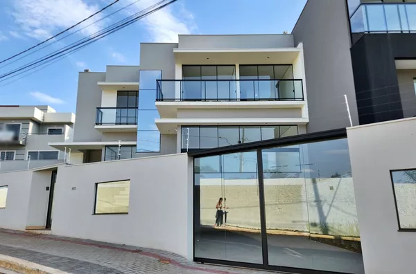 SOBRADO - 202m² Construção, Vista Para o Lago, À Venda no Jd. Universitário