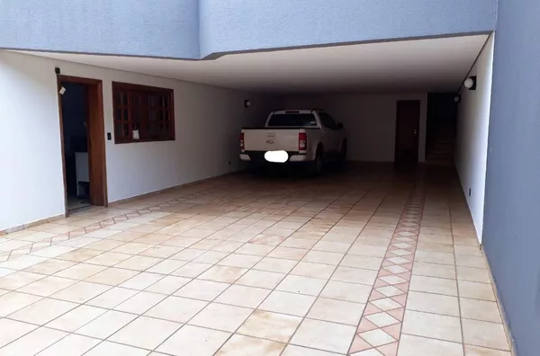 Sobrado à venda no bairro Quebec, com 5 quartos, 6 vagas de garagem