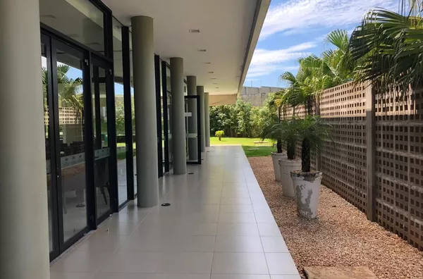 Sobrado com 4 suítes e 193m² de construção à venda no condomínio Araçari, em Londrina