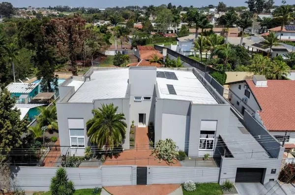 CASA À VENDA - Com 5 quartos sendo 4 suítes, 7 banheiros e piscina