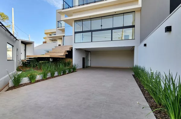SOBRADO - 202m² Construção, Vista Para o Lago, À Venda no Jd. Universitário