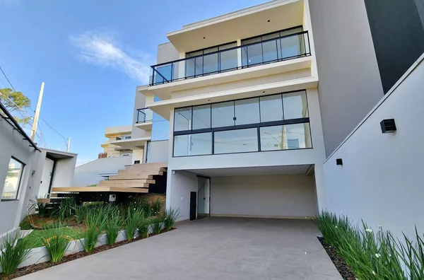 SOBRADO - 202m² Construção, Vista Para o Lago, À Venda no Jd. Universitário